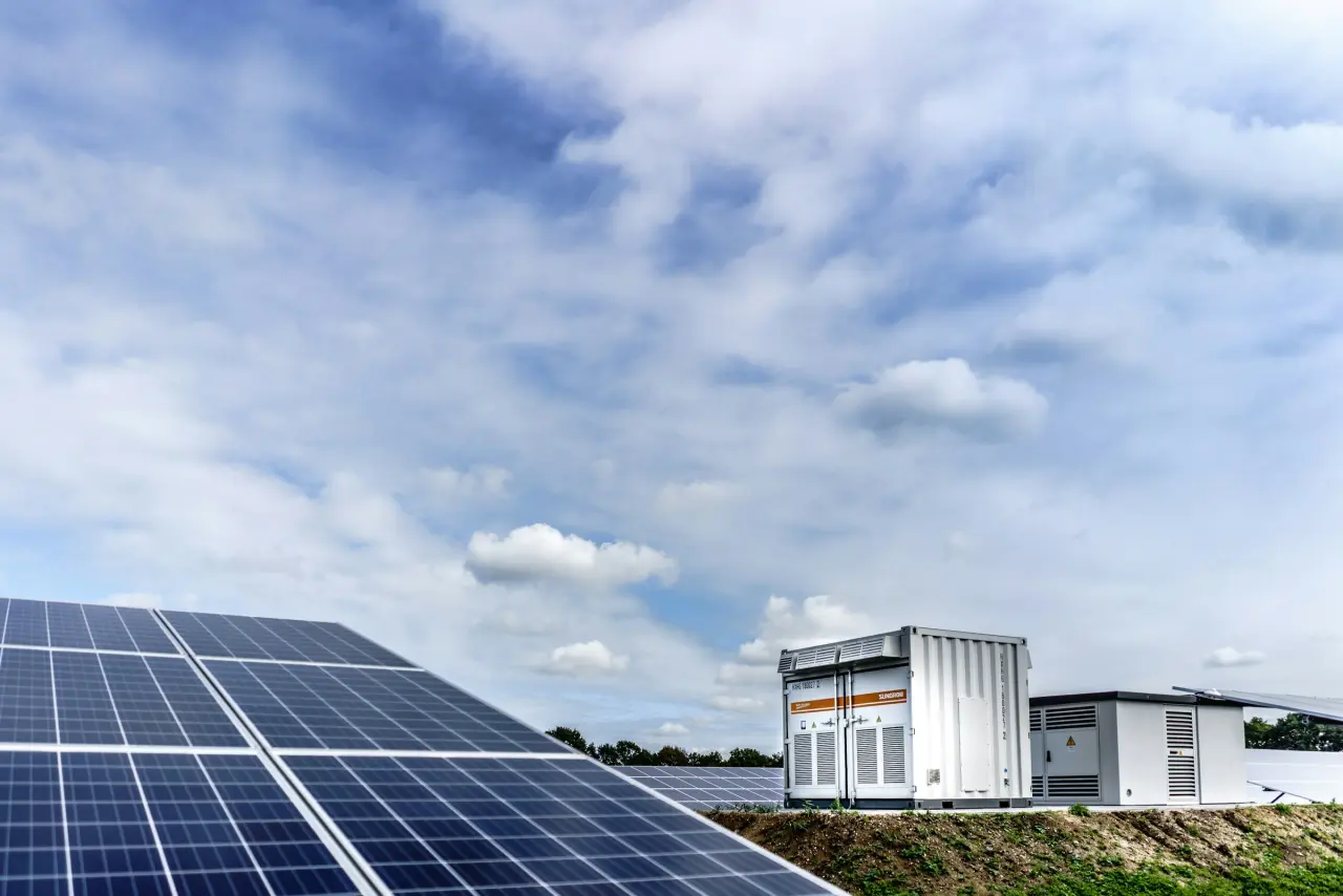 Freiflächen-Photovoltaikanlage mit Wechselrichter und Trafostation