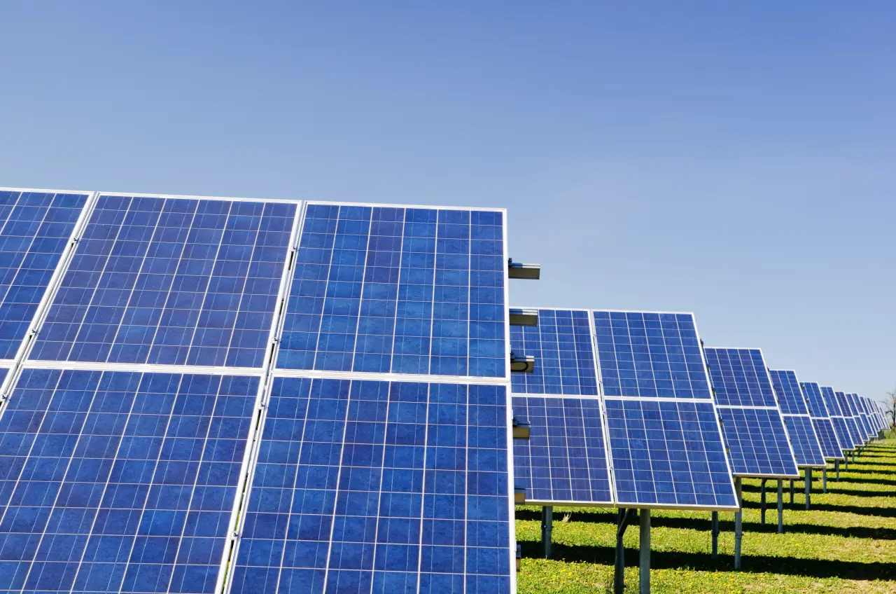 großes Solarfeld mit Photovoltaik Anlage